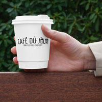 Una tazza Café du Jour in mano, pronta per gustare il tuo caffè